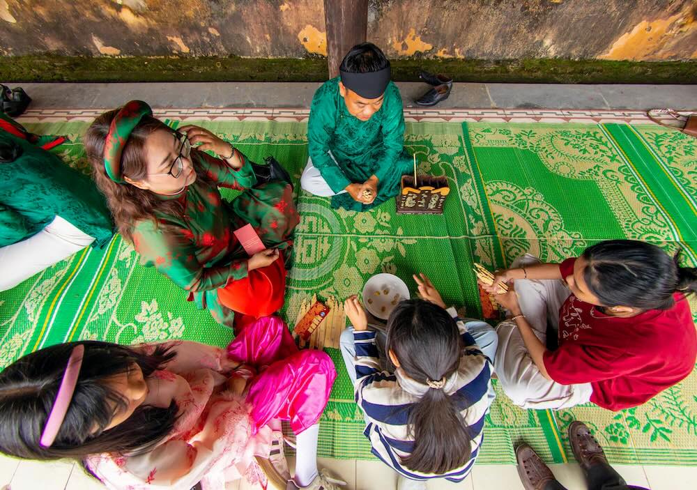 Tại đây, các trò chơi dân gian đang được tổ chức, giúp những em nhỏ thỏa thích khám phá. 