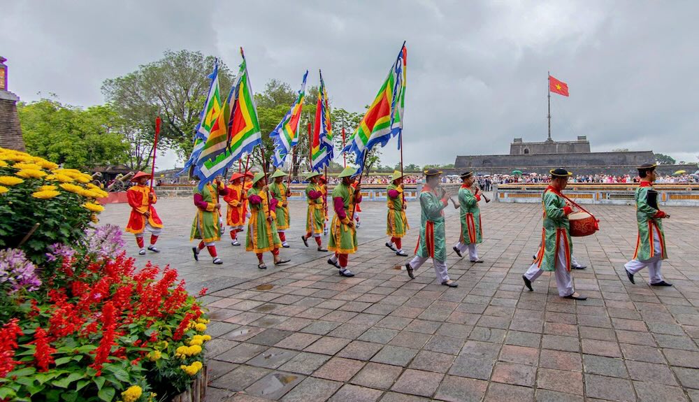 Từ cổng Ngọ Môn, sắc Xuân đã hiện hữu với hoa mai, hoa cúc, trạng nguyên được sắp đặt hài hòa, tạo ấn tượng tươi mới ngay từ lối vào Hoàng cung.