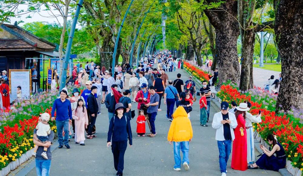 Tại các trục đường quanh Hoàng Thành Huế, dòng người vẫn liên tục đổ về nườm nượp. 