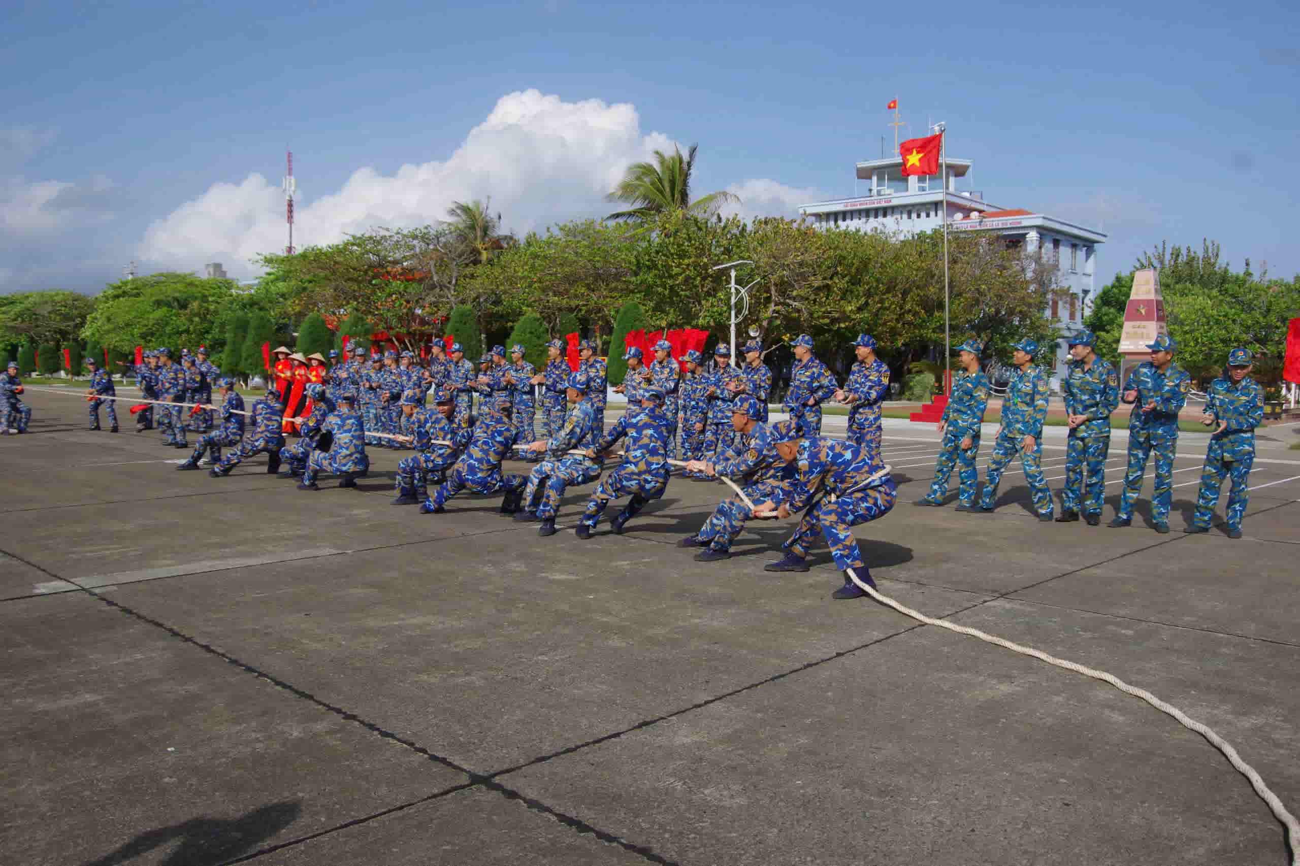 Cán bộ, chiến sĩ thi kéo co trên đảo Trường Sa. Ảnh: Phong Ba