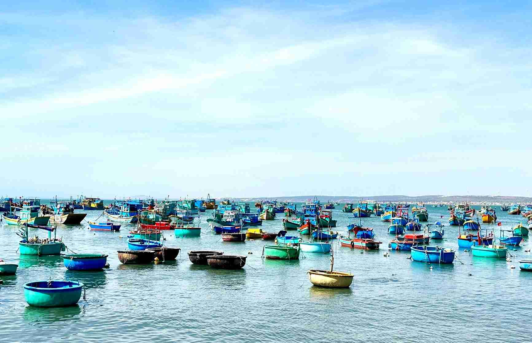 Many fishermen choose the 2nd day of Tet to set sail, praying for a year of favorable weather, harmonious winds, and boats full of shrimp and fish. Photo: Kieu Hang