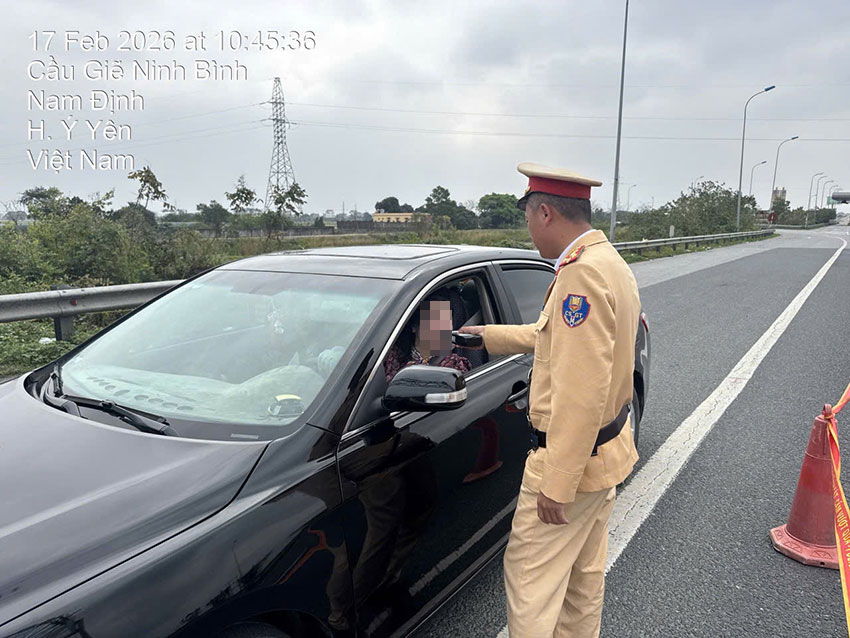 Lực lượng CSGT kiểm tra nồng độ cồn với tài xế, trên cao tốc Pháp Vân - Cầu Giẽ. Ảnh: V.Nhật