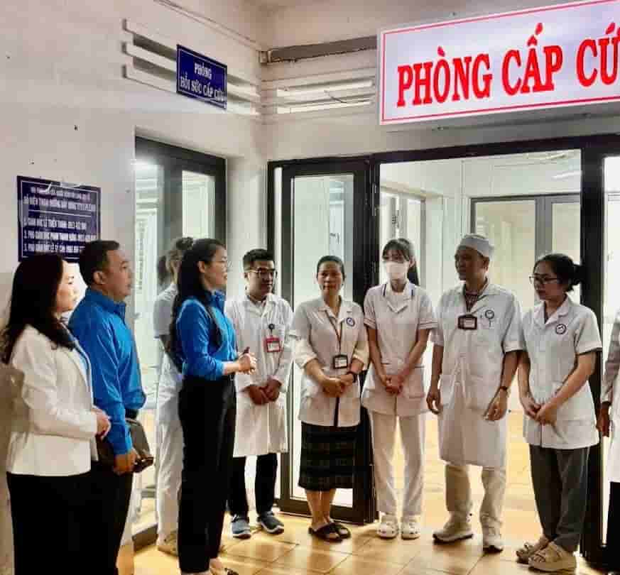 Provincial Trade Union visits and encourages doctors and nurses on Tet duty. Photo: Thanh Tuan