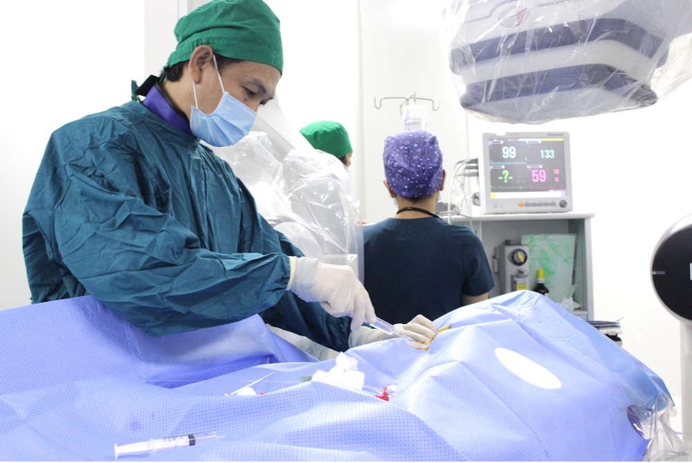 Bác sĩ Bệnh viện Nhi đồng Cần Thơ đang thực hiện kỹ thuật thông tim tại Bệnh Viện 