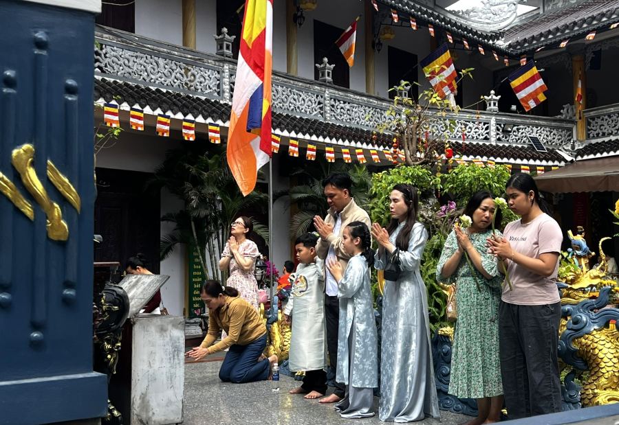 Người dân Đà Nẵng đi chùa văn minh, hạn chế nhang khói