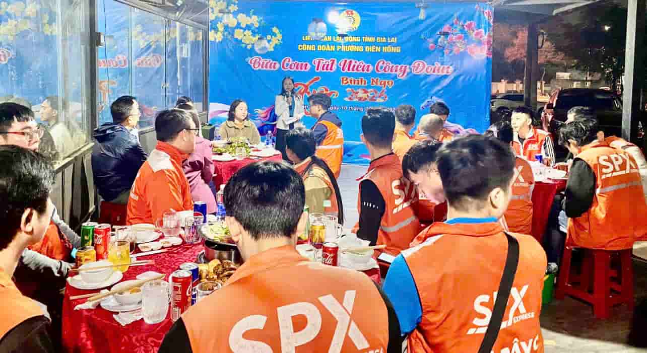 Trade Union meals help warm the hearts and encourage technology car drivers. Photo: Thanh Tuan