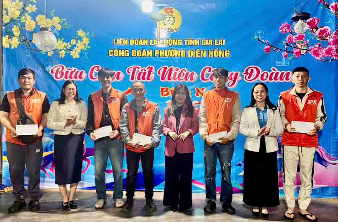 Trao quà động viên các tài xế. Ảnh: Thanh Tuấn 