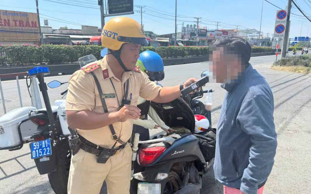 Đội CSGT An Sương kiểm tra nồng độ cồn vào ngày mùng 1 Tết. Ảnh: Nguyễn Tuyến