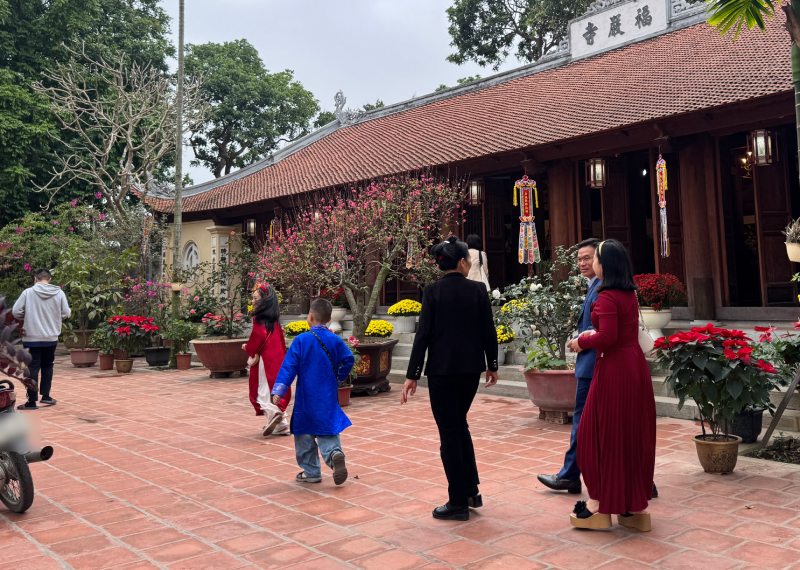 Người dân náo nức du xuân vãn cảnh tại chùa Phúc Nghiêm (Chùa Tổ). Ảnh: Trí Minh