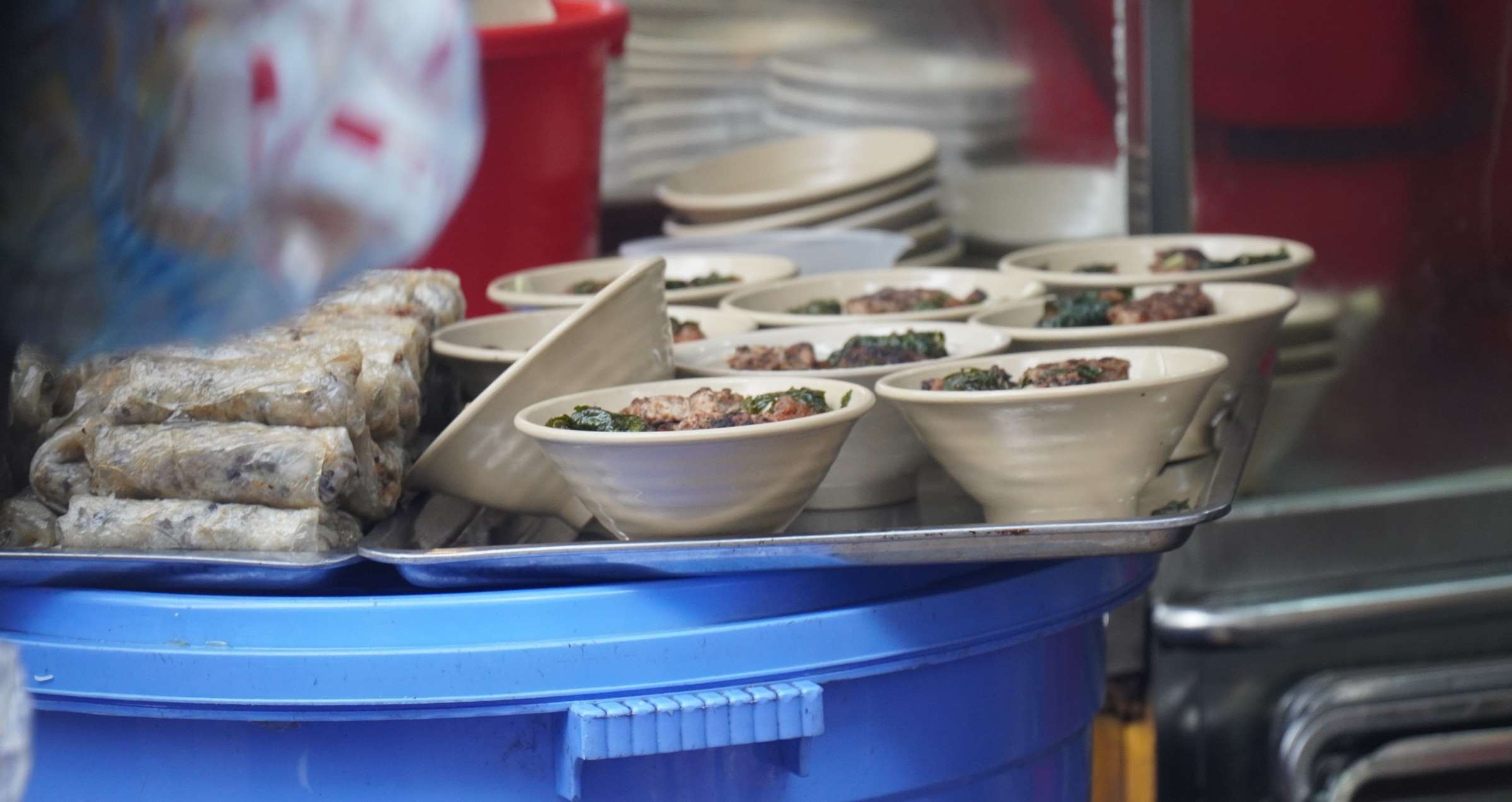 Mở cửa xuyên Tết, hàng bún vẫn kín bàn từ sáng sớm. Ảnh: Minh Vũ