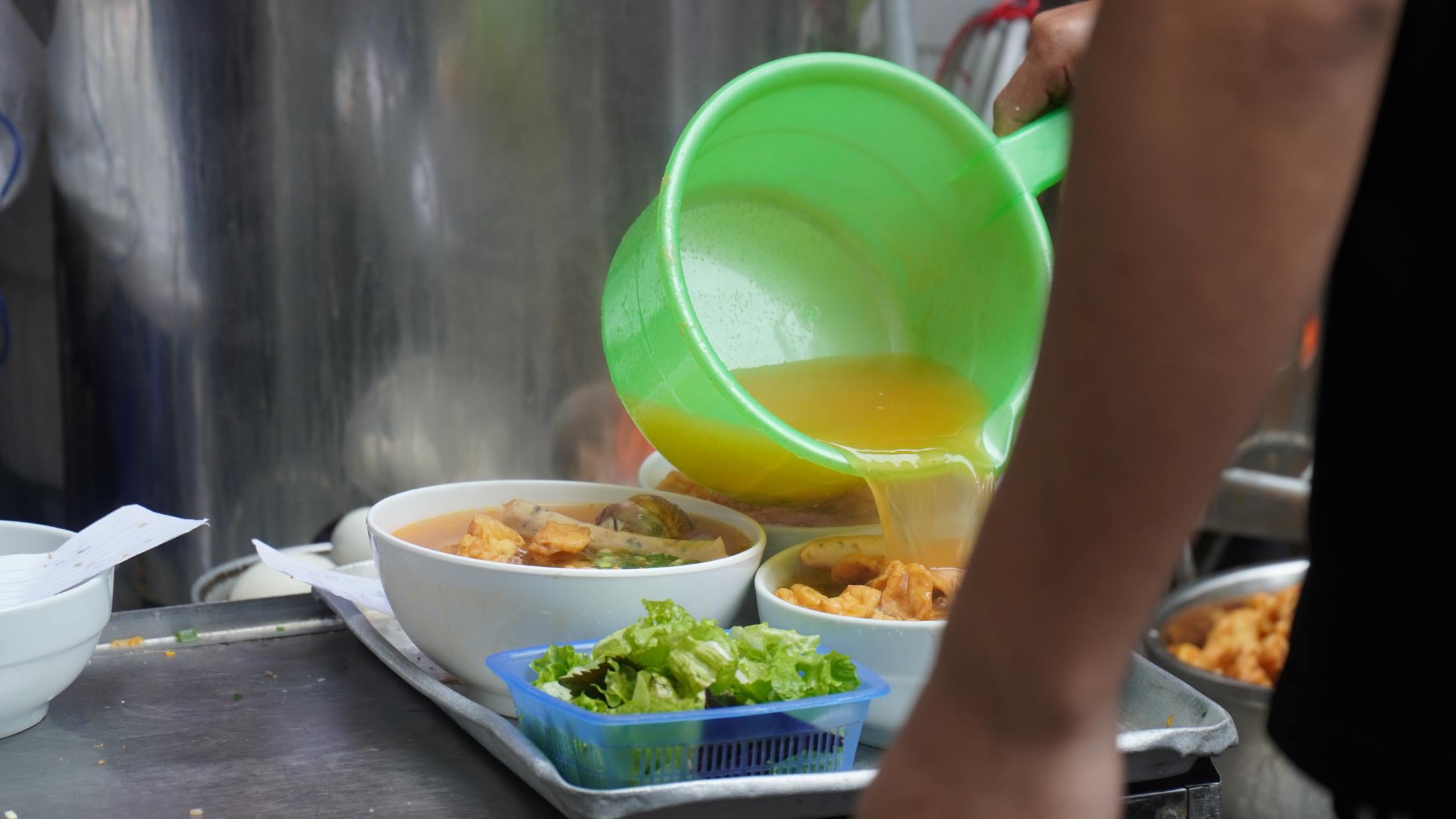 Dù giá bán được điều chỉnh trong dịp Tết, song theo chia sẻ của chủ quán, chất lượng các bát bún vẫn được giữ nguyên, không thay đổi so với ngày thường. Ảnh: Minh Vũ