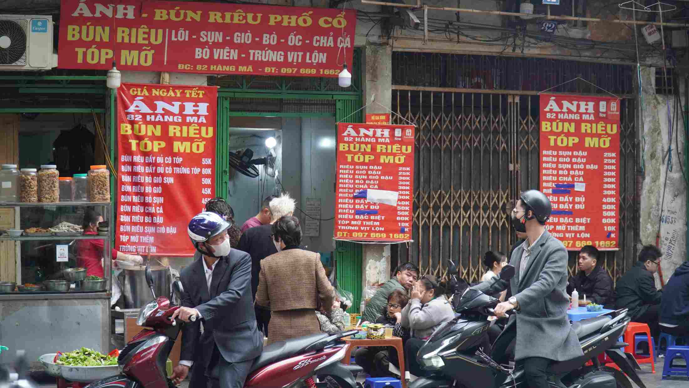 Khách du xuân ghé quán, không khí ăn uống rộn ràng đầu năm.