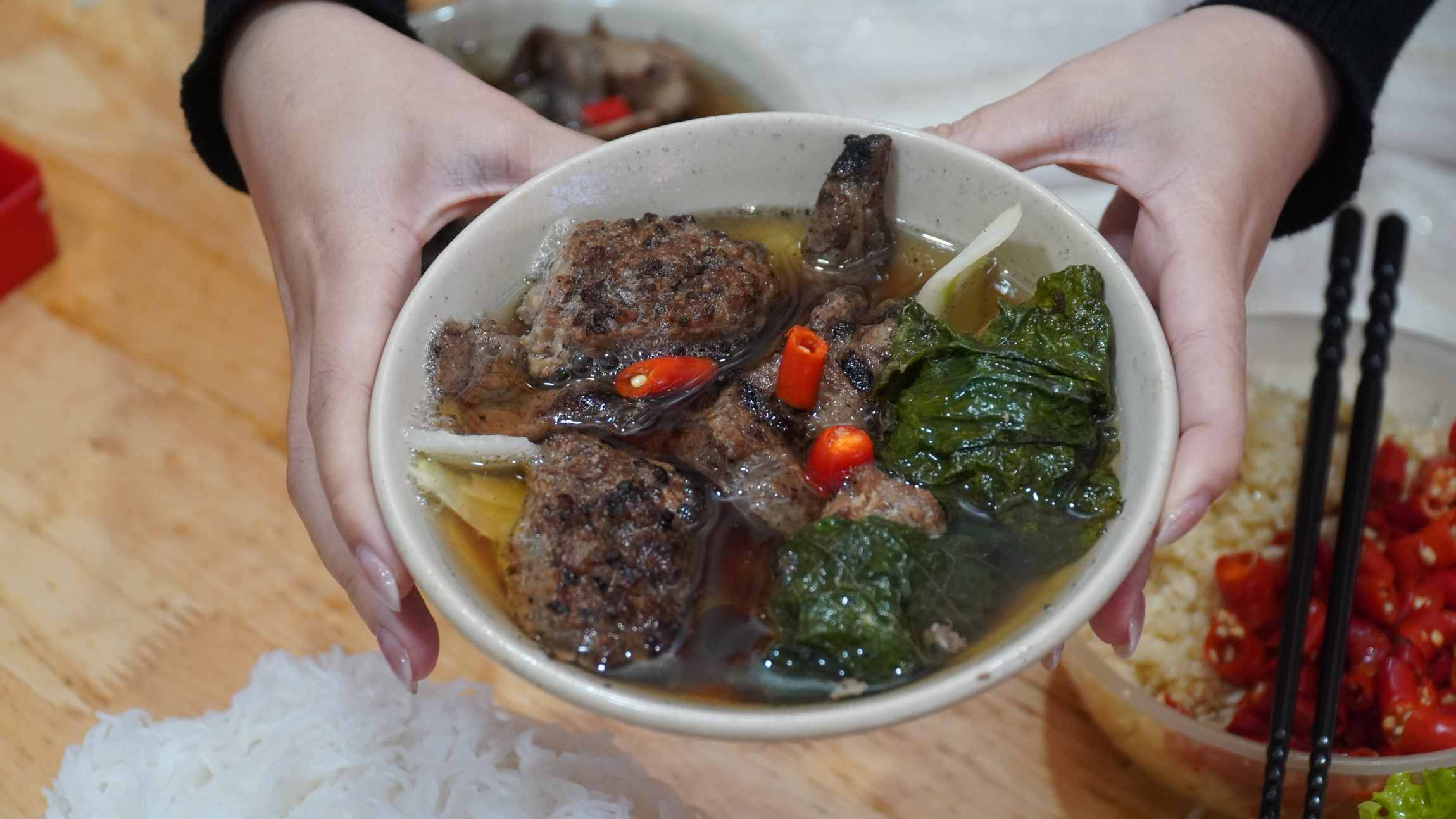 Một tô bún chả bình thường giá ngày tết 80.000 đồng tại quán. Ảnh: Minh Vũ