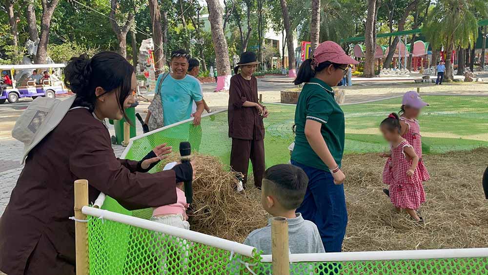 Tại Công viên Văn hóa Đầm Sen, lượng khách cũng tăng cao. Khu trò chơi, sân khấu biểu diễn ngoài trời và các khu vực tiểu cảnh khá đông đúc.
