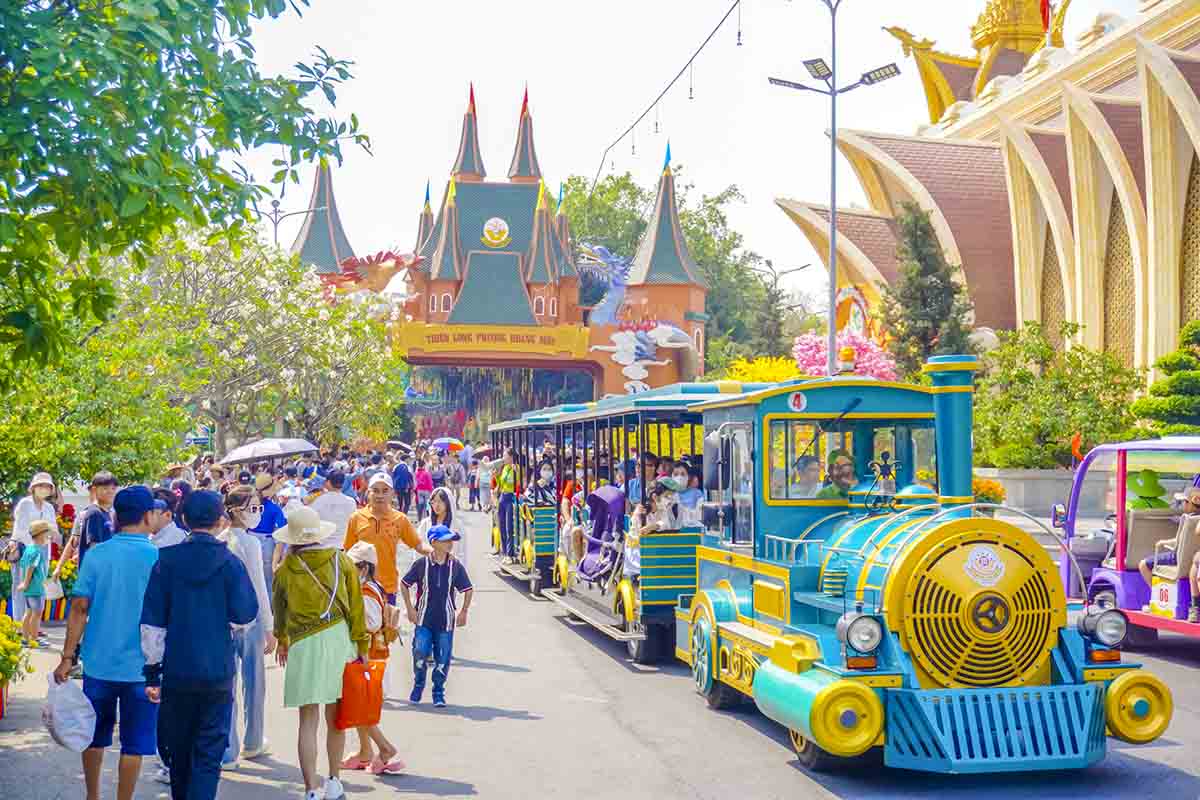 Thông tin từ Khu du lịch văn hóa Suối Tiên, Lễ hội mùa xuân 2026 với chủ đề “Tết người Việt - Ký ức trăm năm” được xây dựng nhằm tái hiện không gian Tết cổ truyền giữa lòng đô thị hiện đại. Các yếu tố phong tục, nghi lễ, giá trị gia đình được lồng ghép trong tổng thể chương trình, tạo nên bức tranh Tết mang tính kế thừa và giới thiệu bản sắc văn hóa dân tộc.