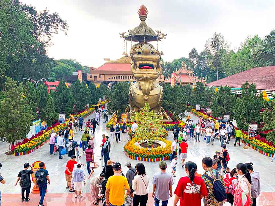 Các tiểu cảnh xuân, linh vật năm mới, cờ hoa rực rỡ trở thành điểm check-in quen thuộc của nhiều gia đình. Trên sân khấu chính, các chương trình biểu diễn nghệ thuật diễn ra liên tục, thu hút đông đảo du khách đứng xem, cổ vũ.