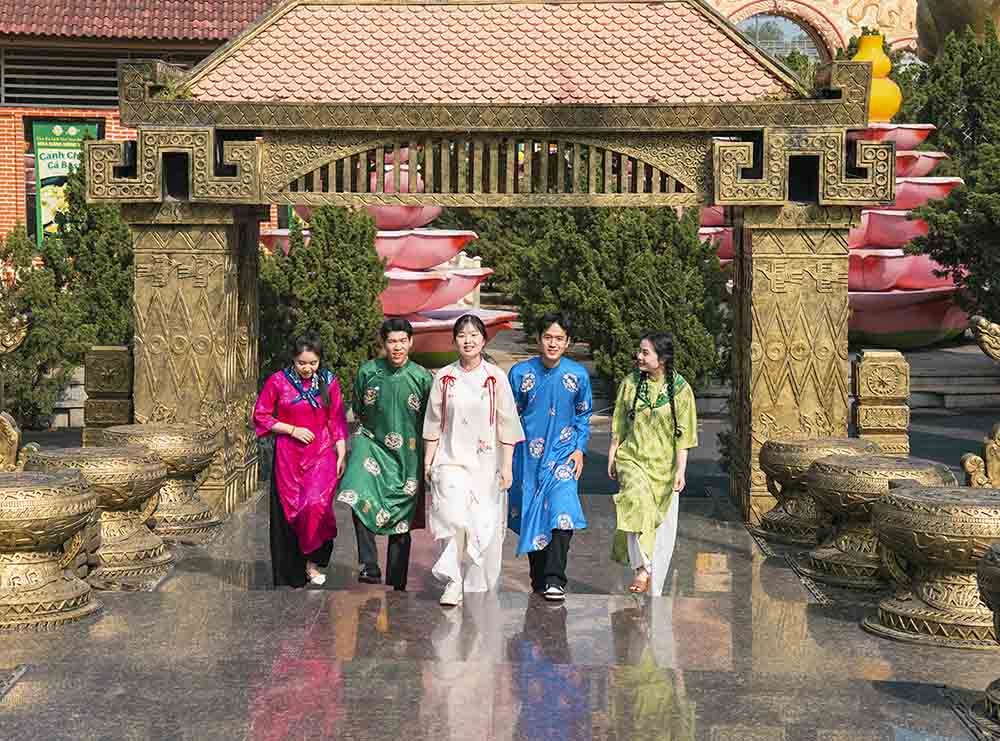 Chị Nguyễn Thị Minh Tuyết (ngụ phường Bình Thạnh) cho biết, lễ hội năm nay được tổ chức quy mô, kết hợp giữa vui chơi và tìm hiểu văn hóa truyền thống, giúp các con có thêm trải nghiệm trong dịp Tết.