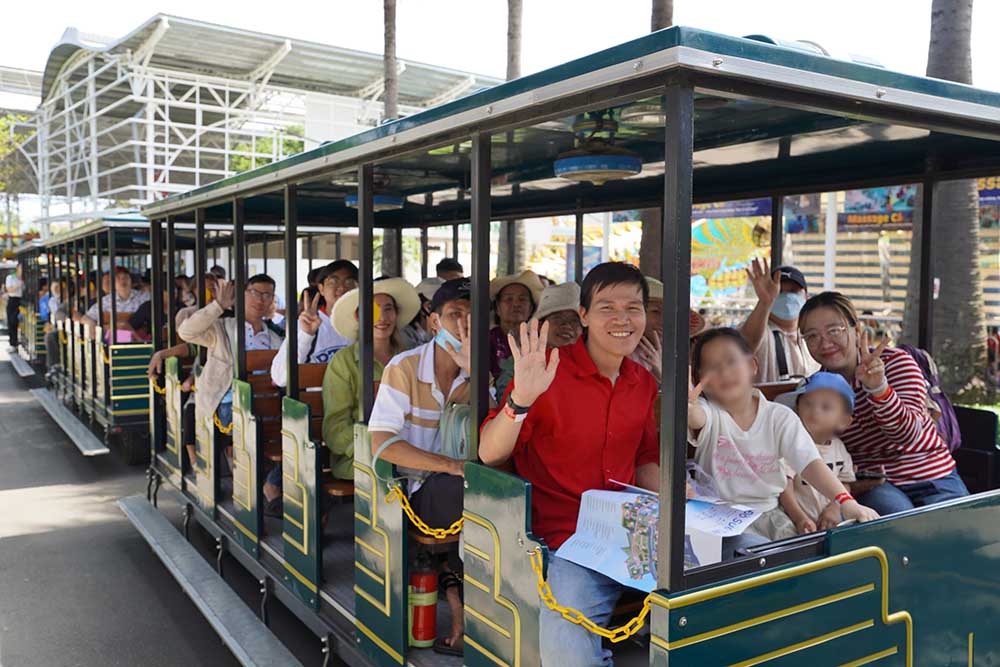 Anh Trần Quốc Huy (ngụ phường Thông Tây Hội) chia sẻ, anh cùng nhóm bạn tranh thủ gặp mặt, vui chơi đầu năm để thư giãn sau thời gian làm việc căng thẳng và có thêm thời gian gắn kết. “Dù phải chờ khoảng 20-30 phút mới đến lượt một số trò chơi, không khí nhộn nhịp ngày Tết khiến mọi người cảm thấy hào hứng hơn“, anh Huy nói.