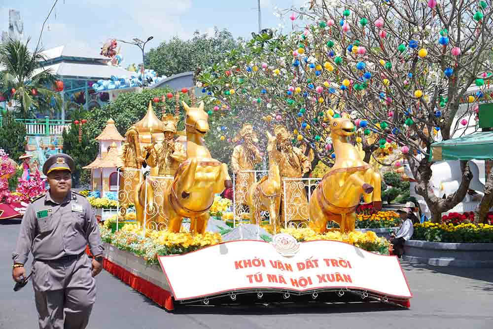 Điểm nhấn của lễ hội là các chương trình sân khấu hóa như show “Sơn Tinh Thủy Tinh và 14 vị anh hùng dân tộc” với hiệu ứng âm thanh, ánh sáng, pháo hoa; chương trình nghệ thuật chủ đề “Tết người Việt - Ký ức trăm năm” gồm bốn cung bậc: Tết nguồn cội, Tết chiến khu, Tết văn hóa và Tết Gen Z.