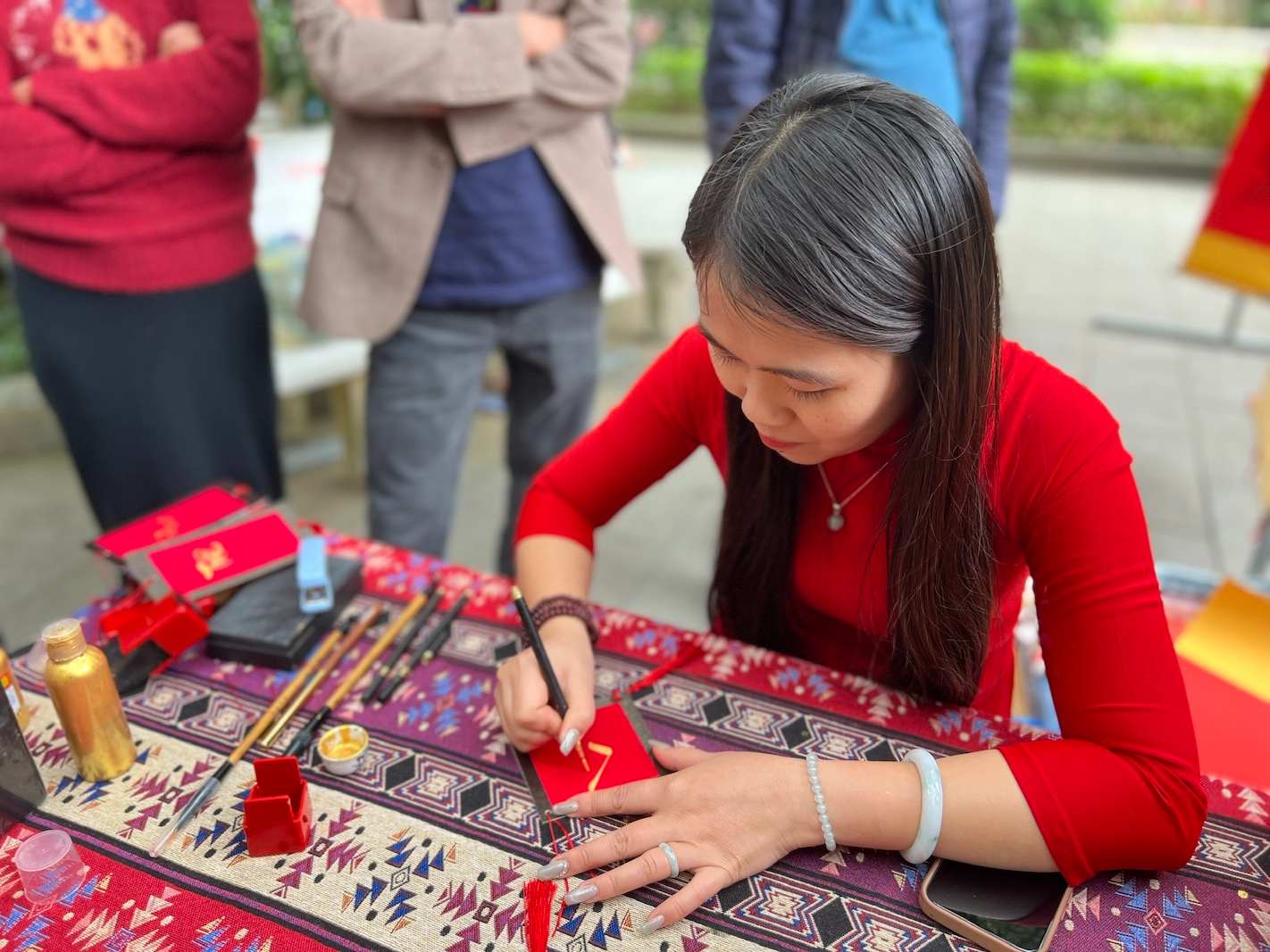 Người dân đến xin chữ tại đền Giếng.