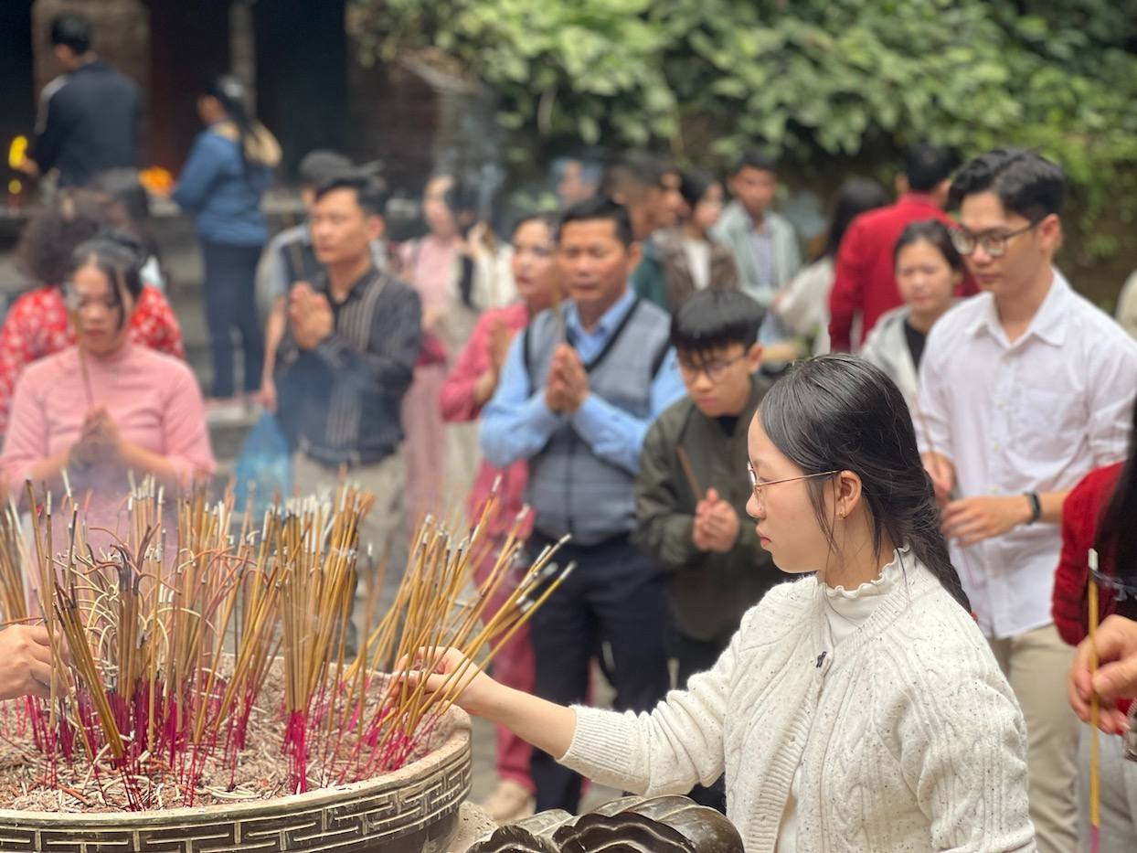 Ngày mùng 2 Tết Bính Ngọ 2026, thời tiết thuận lợi, hàng nghìn người dân đổ về đền Giếng thuộc Khu di tích Đền Hùng (Phú Thọ) để dâng lễ, chiêm bái, cầu an đầu năm.