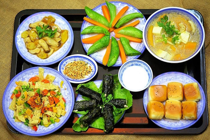 Should a vegetarian offering tray be prepared on the full moon day of the first lunar month 2026