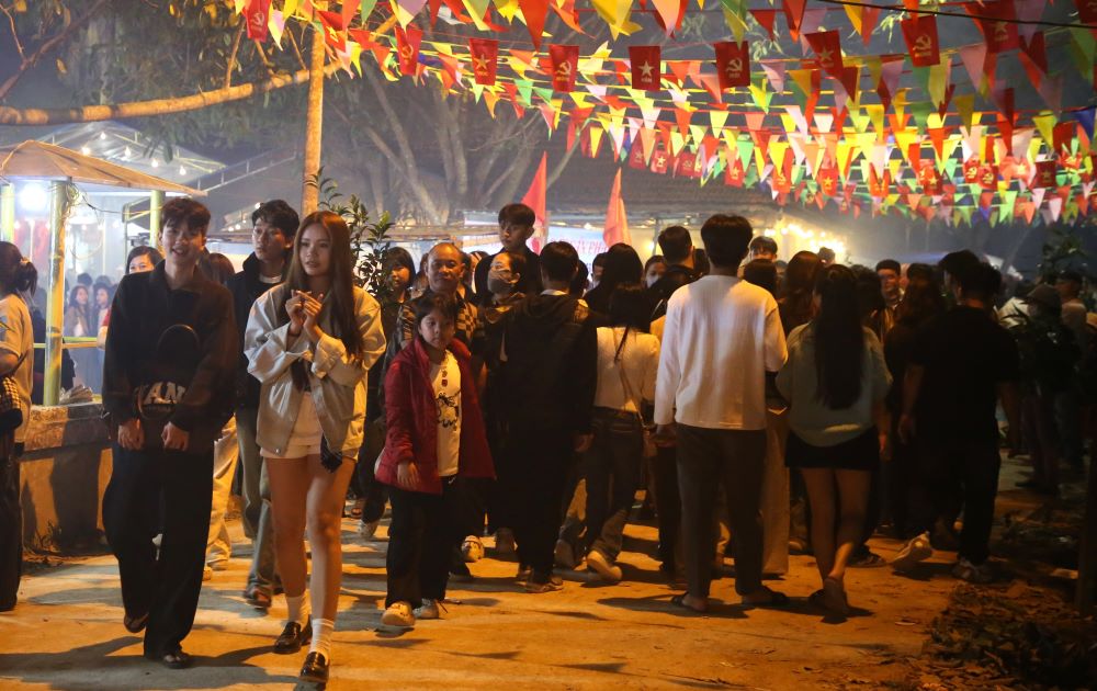 Hàng nghìn lượt người đến với Lễ hội Chợ Đình Bích La. Ảnh: Hưng Thơ