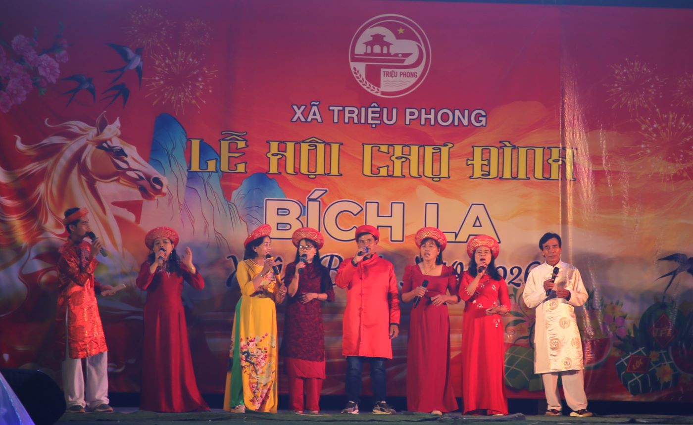 Chương trình “Làng vui chơi, làng ca hát” quy tụ các tiết mục văn nghệ của ngũ giáp Bích La. Ảnh: Hưng Thơ