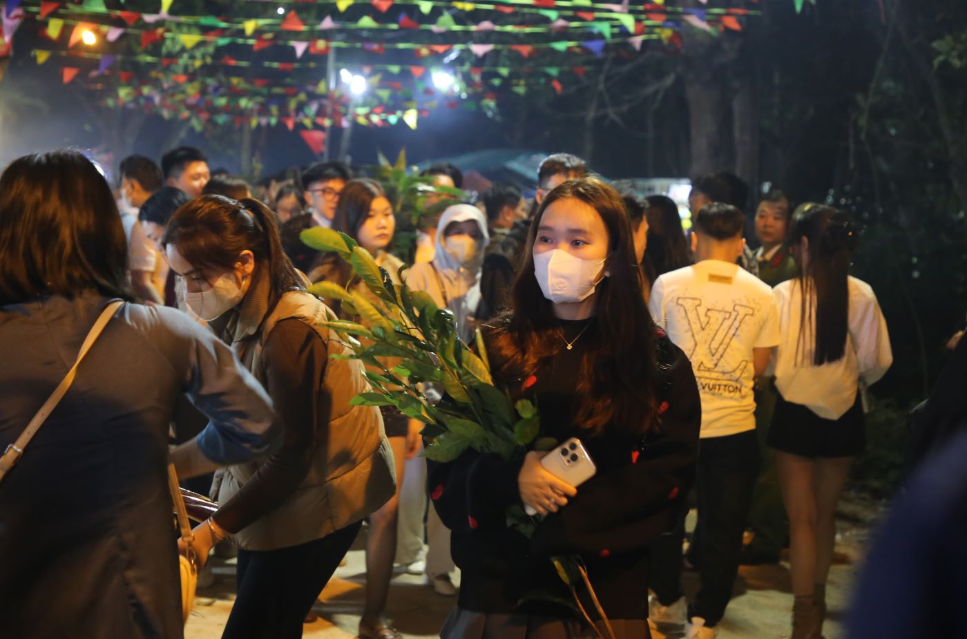 Người dân cầm trên tay lá chè xanh tượng trưng cho sự tươi mát, thanh khiết và may mắn đầu năm. Ảnh: Hưng Thơ