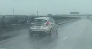 There is drizzle on the expressway, slippery roads. Photo: Traffic Police Department