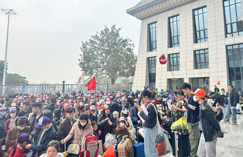 Lượng khách xuất ngoại đông thể hiện sức hút của du lịch qua Cửa khẩu Quốc tế Lào Cai dịp Tết Nguyên đán Bính Ngọ 2026. Ảnh: Hương Lan 