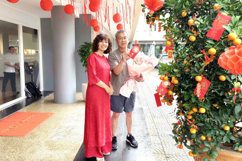 Visiting Da Nang Museum during Tet, tourists unexpectedly receive lucky money. Photo: Tran Thi