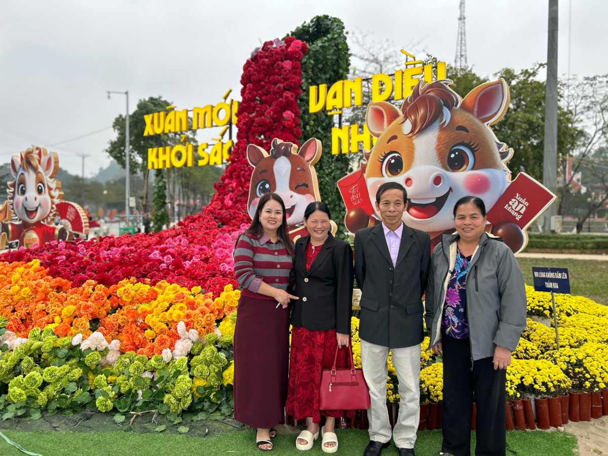 Gia đình bà Minh du Xuân 2026 tại phường Yên Bái, TP Lào Cai. Ảnh: Hương Nha 