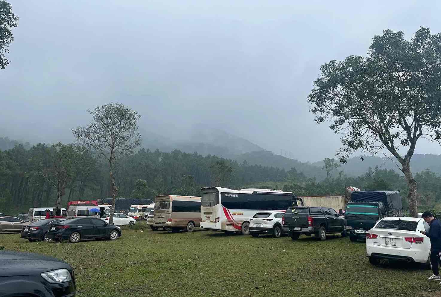 Rất đông du khách tới du xuân tại Phủ Na, tỉnh Thanh Hóa. Ảnh: MC