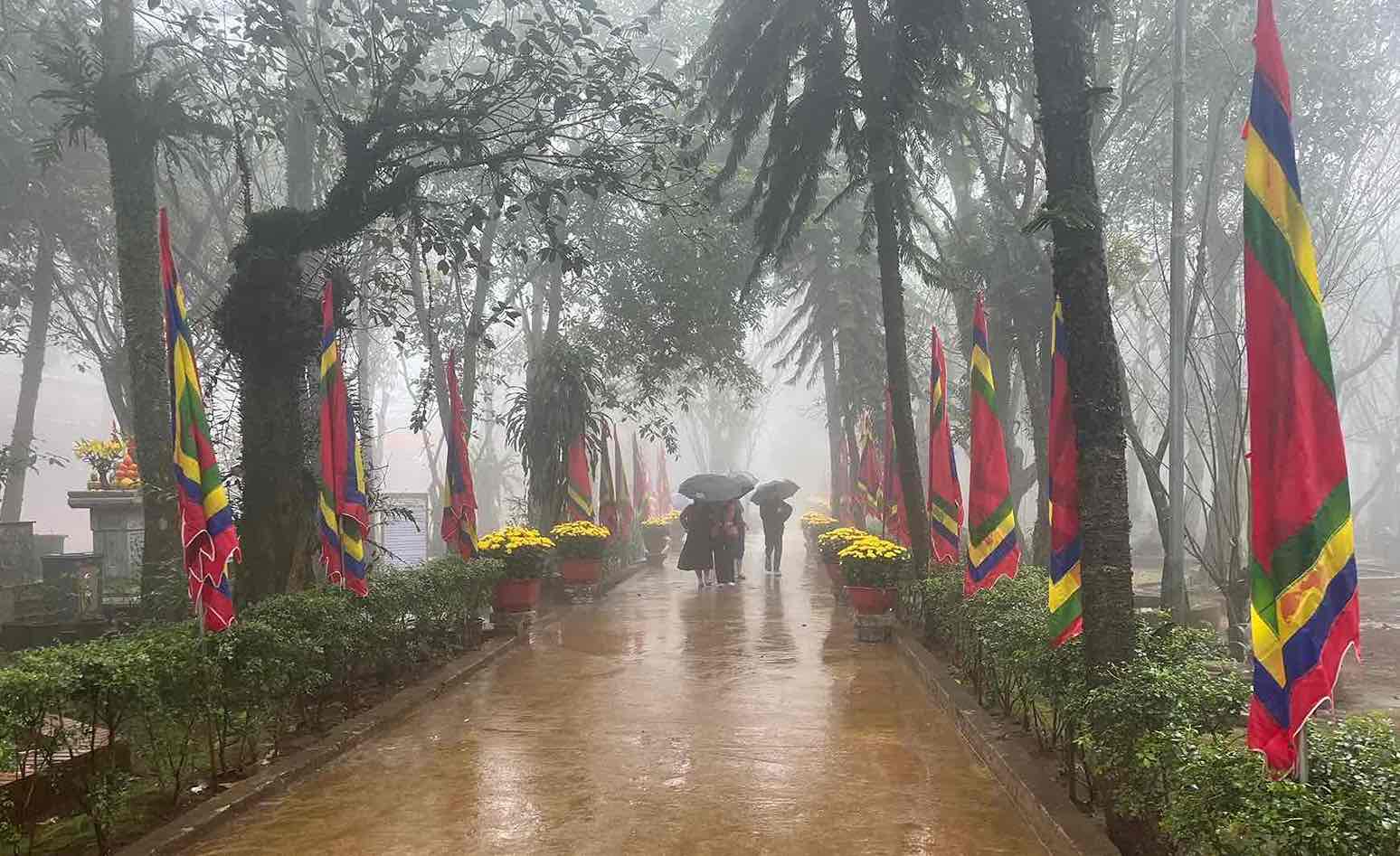 Người dân du xuân tại Am Tiên. Ảnh: MC