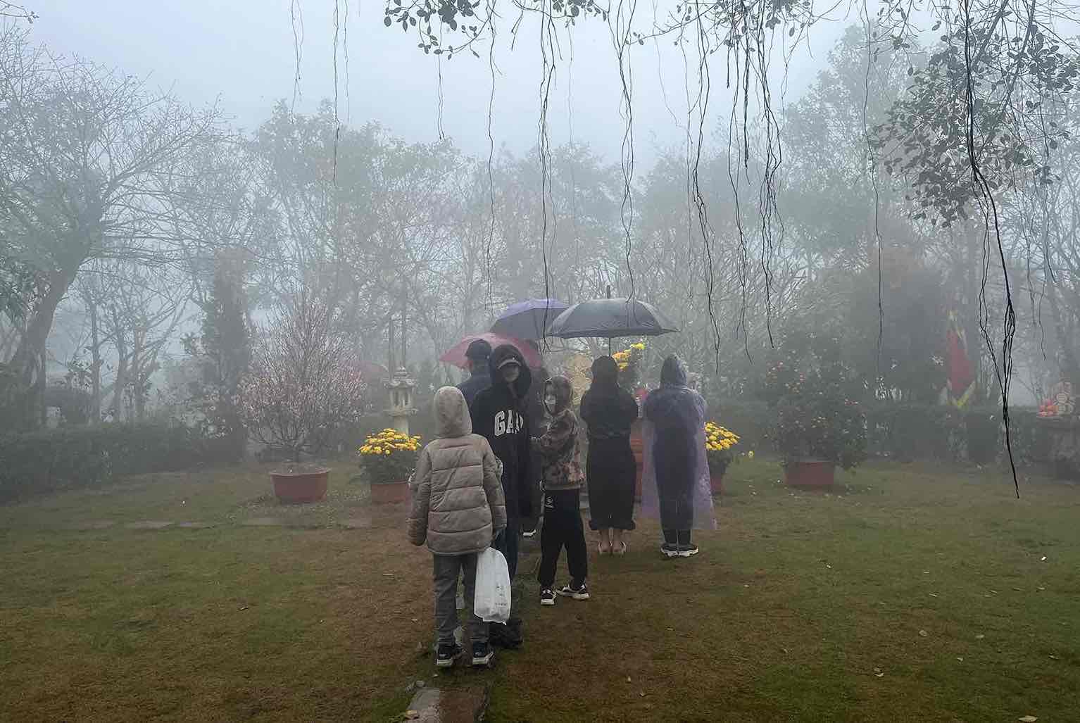 Người dân tham quan khu vực huyệt đạo Am Tiên. Ảnh: MC