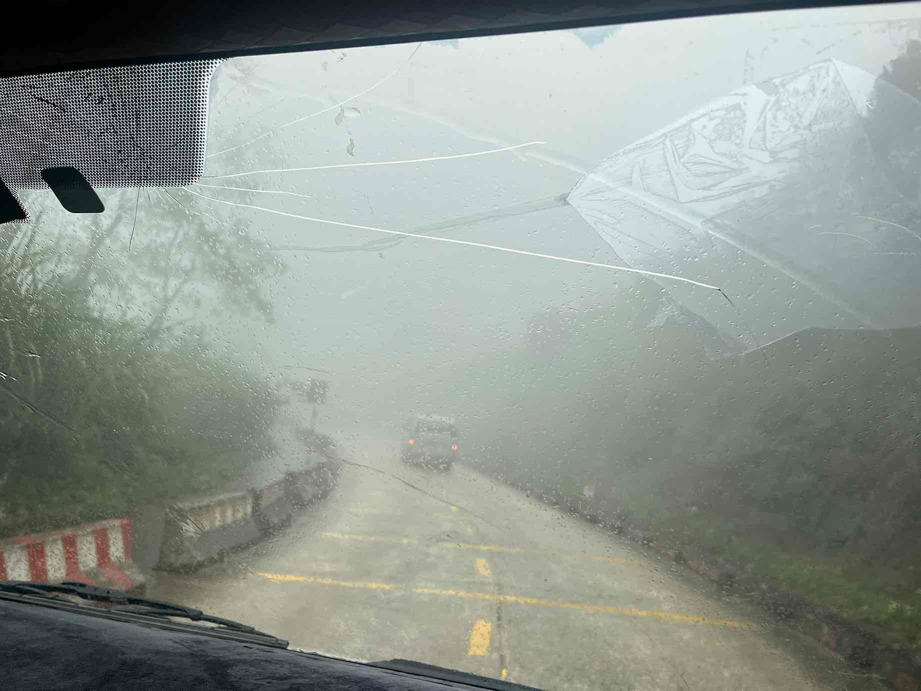 Xe trung chuyển đưa du khách lên Am Tiên. Ảnh: MC