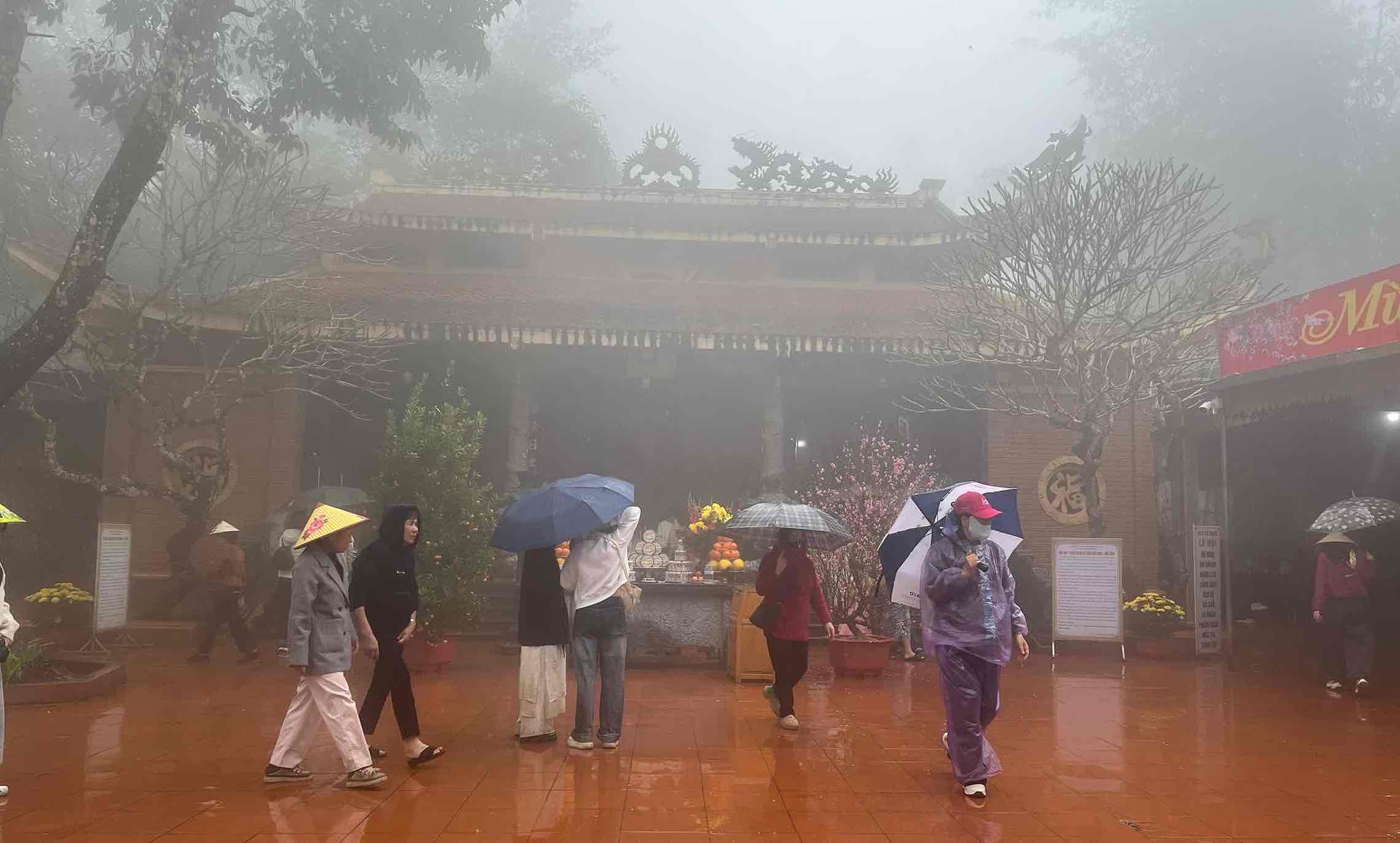 People enjoy spring at Am Tien in cold rainy weather. Photo: MC