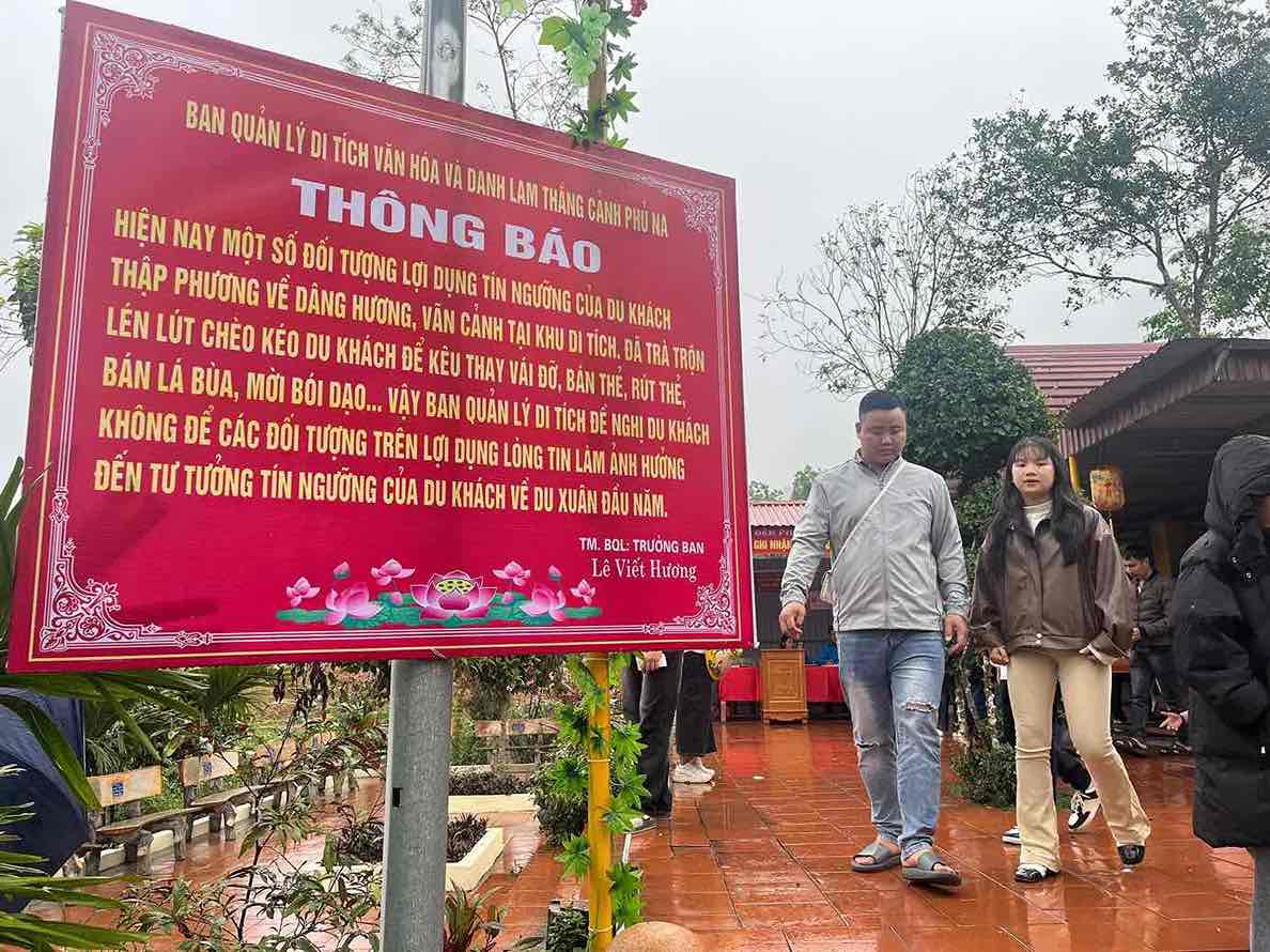 Ban quản lý di tích văn hóa và danh lam thắng cảnh Phủ Na đặt thông báo cảnh báo người dân. Ảnh: MC