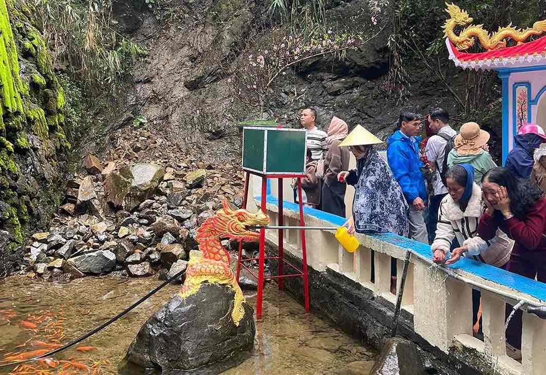 Người dân lấy nước, rửa mặt tại Phủ Na. Ảnh: MC