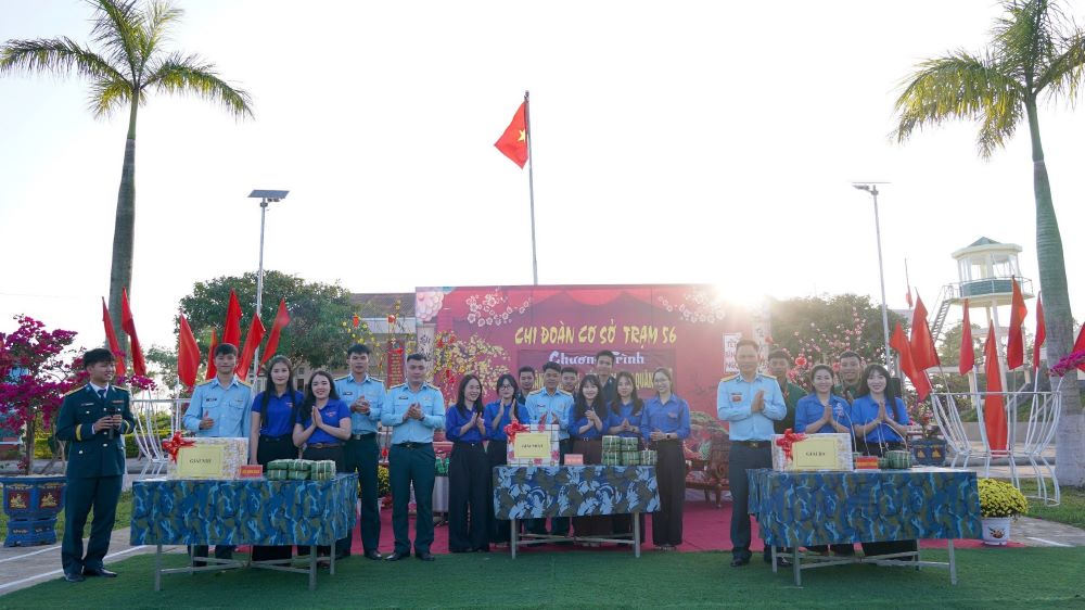 Trong dịp Tết Bính Ngọ 2026, đơn vị phối hợp chặt chẽ với các đơn vị kết nghĩa tổ chức nhiều hoạt động ý nghĩa giúp các cán bộ, chiến sĩ có thêm niềm vui, động lực. Ảnh: Thanh Trung