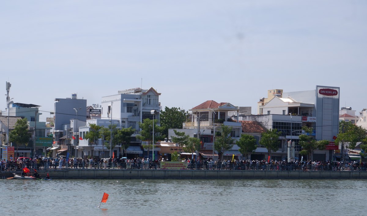 Rất đông người dân, du khách đứng 2 bên dòng sông Cà Ty để xem đua thuyền. Đây là truyền thống của bà con ngư dân tỉnh Lâm Đồng mỗi dịp Tết về. Ảnh: Minh Tâm