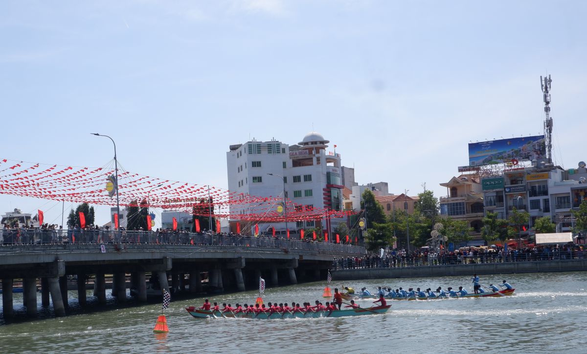 Hai đội thuộc phường Bình Thuận (áo đỏ) và phường Mũi Né (áo xanh) tranh nhau vòng loại bảng A. Ảnh: Minh Tâm