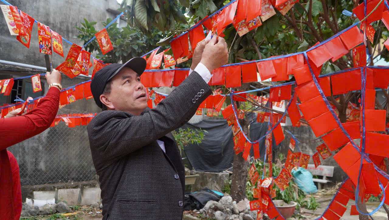 Quang Ngai coastal fishermen pick lucky buds at the beginning of the new year in urban areas.