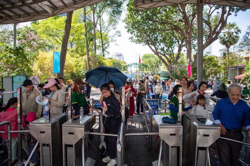 Khu vực lối vào luôn trong tình trạng đông đúc vào những khung giờ cao điểm, song không xảy ra tình trạng chen lấn. Ảnh: Thái Bảo