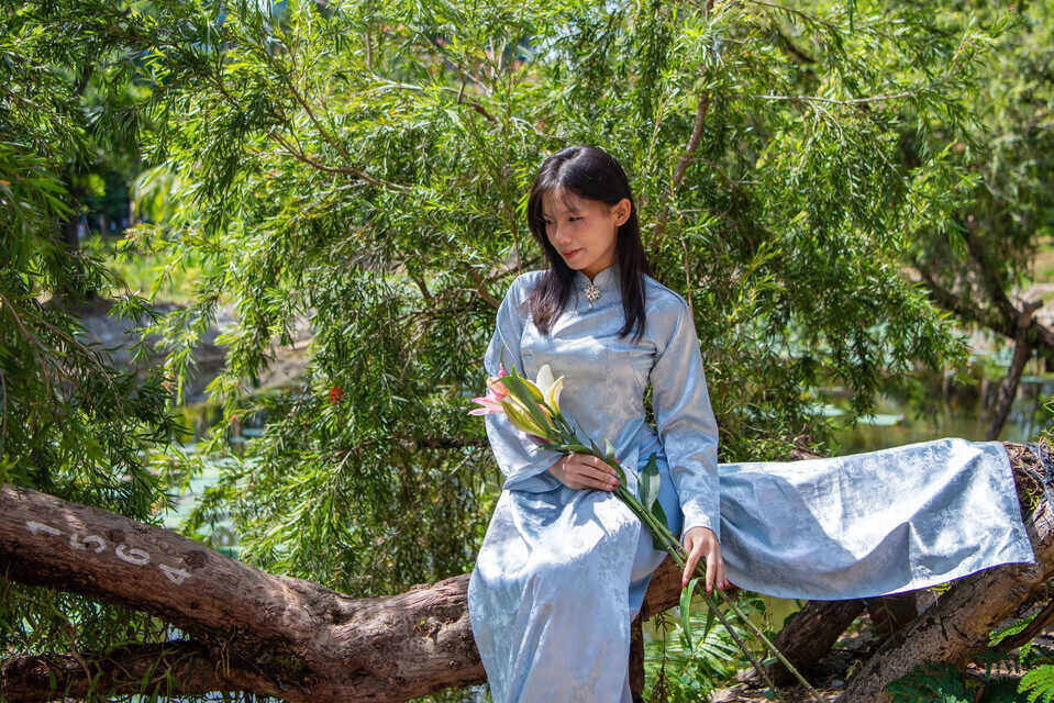 Nhiều nhóm bạn trẻ diện áo dài, chụp ảnh du xuân ngày Tết. Ảnh: Thái Bảo