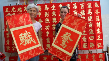 Customers prefer the combination of letters and drawings of the Binh Ngo Tet mascot.