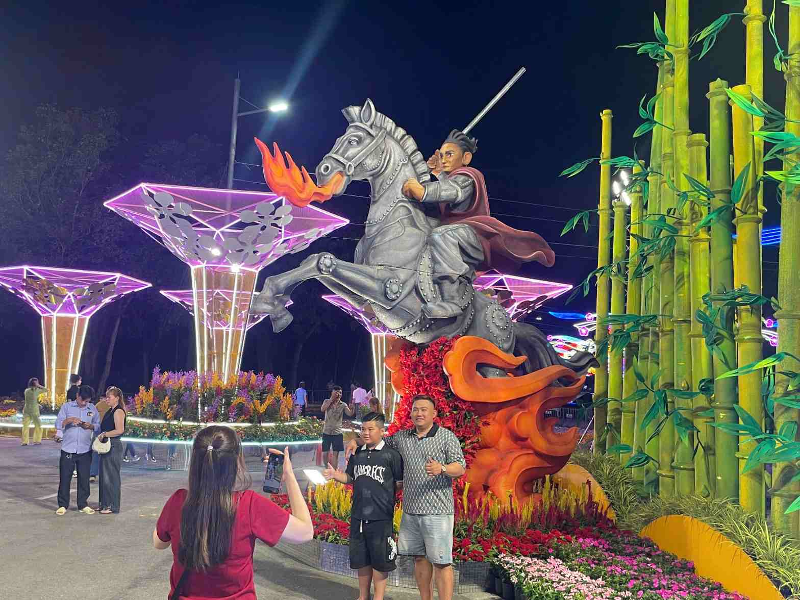 Đường hoa xuân tái hiện hình tượng Thánh Gi óng cưỡi ngựa, nhổ tre đánh giặc. Ảnh: Đình Trọng