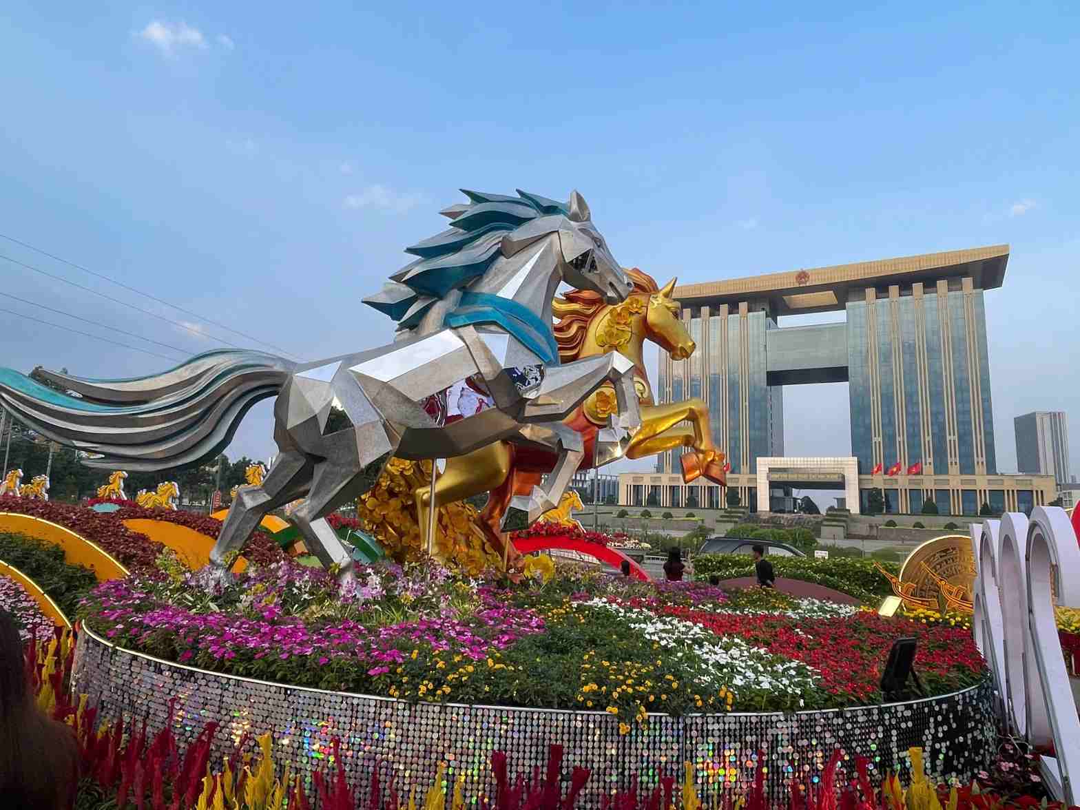 Hình ảnh cặp “song mã” ở trung tâm đường hoa xuân. Ảnh: Đình Trọng