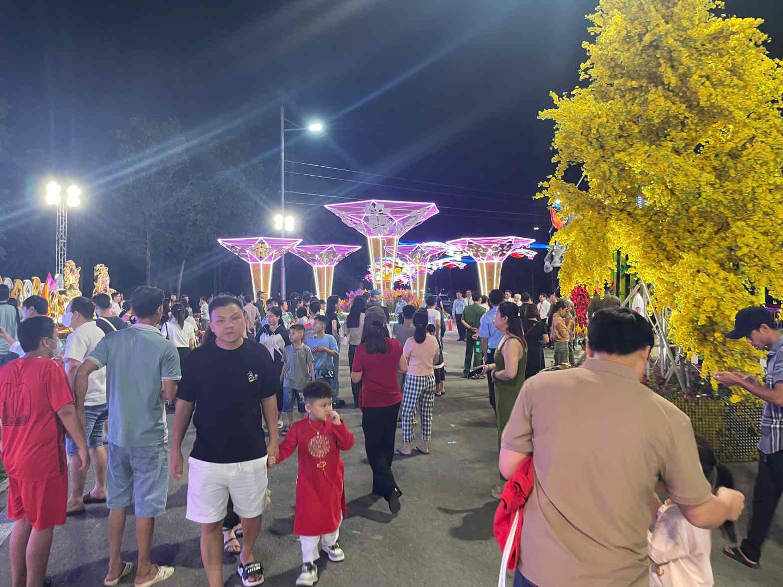 Đường hoa xuân sẽ phục vụ người dân đến hết mùng 6 Tết. Ảnh: Đình Trọng